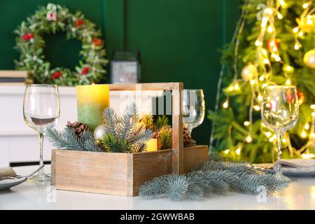 Table avec décoration de Noël dans la salle de séjour Banque D'Images