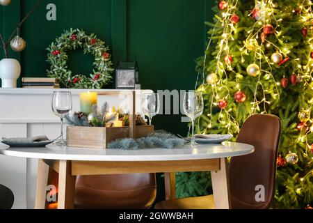 Intérieur de la salle de séjour avec table pour le dîner de Noël Banque D'Images