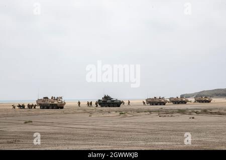 Les Marines des États-Unis, du Brésil, du Chili, de la Colombie, du Mexique et du Pérou et les membres de la Force de défense jamaïcaine, sortent des véhicules blindés légers au cours d'une évolution de l'entraînement à Salinas, au Pérou, le 28 septembre 2021, au cours de l'exercice UNITAS LXII. Les membres du service ont suivi une série d'événements de formation afin de renforcer la confiance et l'interopérabilité afin de mieux nous préparer à une réponse multinationale combinée aux crises émergentes ou aux catastrophes naturelles. UNITAS est le plus long exercice maritime international annuel au monde qui se concentre sur l'amélioration de l'interopérabilité Am Banque D'Images