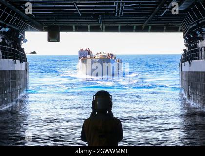 210621-N-MR550-1032 MER ROUGE (21 juin 2021) Boatswains Mate Seaman recrue Jamarian Q. Clark affecté au navire de transport amphibie USS San Antonio (LPD 17), unité d'embarcation de signaux Landing (LCU) 1661, attaché à l'unité d'embarcation d'assaut (ACU) 4, pendant les opérations de plate-forme de puits dans la Mer Rouge, juin 21. San Antonio est déployé dans la zone d'opérations de la 5e flotte des États-Unis à l'appui des opérations navales afin d'assurer la stabilité et la sécurité maritimes dans la région centrale, reliant la Méditerranée et le Pacifique par l'océan Indien occidental et trois points d'étranglement stratégiques. (Photo de la marine américaine par Mass commun Banque D'Images