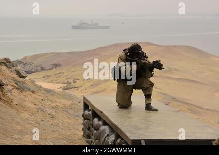 HUACHO, Pérou (oct 2, 2021) Un membre du service des forces spéciales péruviennes atterrit sur terre dans le cadre de l'atterrissage de la plage d'assaut amphibie à la plage de Las Salinas, pendant UNITAS LXII, le 2 octobre 2021. UNITAS est l'exercice maritime le plus long au monde. Organisé cette année par le Pérou, il réunit des forces multinationales de 20 pays et comprend 32 navires, quatre sous-marins et 26 avions qui effectuent des opérations au large de la côte de Lima et dans les jungles d'Iquitos. L'exercice forme les forces à mener des opérations maritimes conjointes et met l'accent sur le renforcement des partenariats et l'amélioration de l'interopérabilité an Banque D'Images