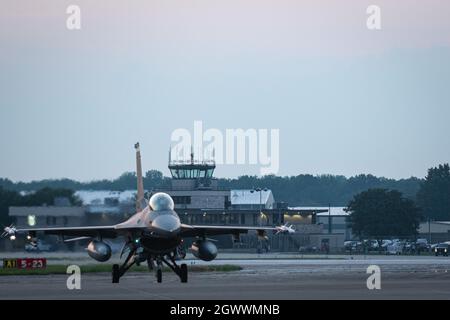 Un faucon F-16 affecté aux taxis du 55e Escadron de chasseurs après l'atterrissage à Hulman Field à Terre haute, Ind., le 18 août 2021. Hulman Field est le berceau de la 181e Escadre du renseignement de la Garde nationale de l'Indiana. (É.-U. Photo de la Garde nationale aérienne par le 2e lieutenant Jonathan W. Padish) Banque D'Images