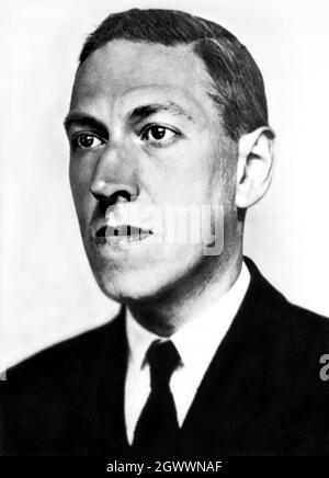 1934 , Etats-Unis : célèbre écrivain et poète américain de fiction scientifique de fantaisie H.P. LOVECRAFT ( Howard Phillips , 1890 - 1937 ) . Lovecraft est surtout connu pour sa création d'un corps de travail qui est devenu connu sous le nom de Cthulhu Mythos . Photo de Lucius B. Truesdell ( 1863 - 1934 ) .- HP - ÉCRIVAIN - FANTASCIENZA - SCRITTORE - LETTERATURA - LITTÉRATURE - LETTERATO - POETA - POÉSIE - POÉSIE - HAUTE FANTAISIE - HISTOIRE - FOTO STORICHE - PORTRAIT - RITRATTO - PSICHEDELIA - PSYCHÉDÉLIQUE - CRAVATTA - CRAVATE - COLLIER - COLETTO -- ARCHIVIO GBB Banque D'Images