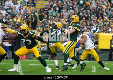 Green Bay, Wisconsin, États-Unis. 03ème octobre 2021. Le quarterback de Green Bay Packers Aaron Rodgers (12) passe le ballon pendant le match de football de la NFL entre les Pittsburgh Steelers et les Green Bay Packers au Lambeau Field à Green Bay, Wisconsin. Darren Lee/CSM/Alamy Live News Banque D'Images