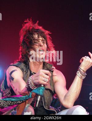 14 SEPTEMBRE : Steven Tyler d'Aerosmith se produit au Lakewood Amphitheater d'Atlanta, en Géorgie, le 14 septembre 2003. CRÉDIT: Chris McKay / MediaPunch Banque D'Images
