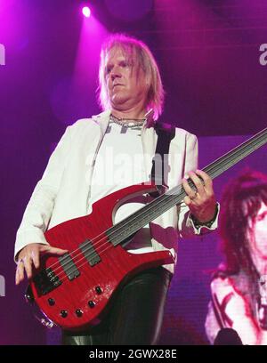 14 SEPTEMBRE : Tom Hamilton d'Aerosmith se produit au Lakewood Amphitheater d'Atlanta, en Géorgie, le 14 septembre 2003. CRÉDIT: Chris McKay / MediaPunch Banque D'Images