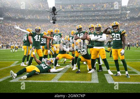Green Bay, Wisconsin, États-Unis. 03ème octobre 2021. La défense des Green Bay Packers célèbre après une récupération fumable lors du match de football NFL entre les Pittsburgh Steelers et les Green Bay Packers au Lambeau Field à Green Bay, Wisconsin. Darren Lee/CSM/Alamy Live News Banque D'Images