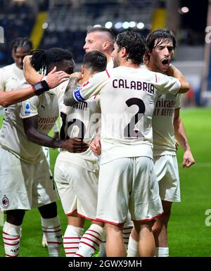 Bergame, Italie. 3 octobre 2021. Sandro Tonali d'AC Milan (1er R) célèbre son but avec ses coéquipiers lors d'un match de football de série A entre Atalanta et AC Milan à Bergame, Italie, 3 octobre 2021. Credit: STR/Xinhua/Alay Live News Banque D'Images