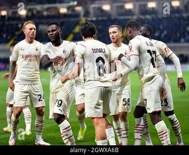 Bergame, Italie. 3 octobre 2021. Sandro Tonali d'AC Milan (avant) célèbre son but avec ses coéquipiers lors d'un match de football Serie A entre Atalanta et AC Milan à Bergame, Italie, 3 octobre 2021. Credit: STR/Xinhua/Alay Live News Banque D'Images