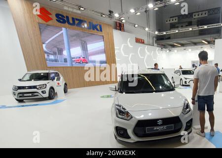 Barcelone, Espagne. 03ème octobre 2021. Vue sur un stand de la marque japonaise Suzuki à l'automobile Barcelona. L'automobile Barcelone se tient après deux ans de la pandémie Covid-19 sur le site de Fira de Barcelona MontjuÔc du 2 au 10 octobre, et les visiteurs peuvent découvrir 18 nouveautés de 21 marques automobiles participantes, Et conduire différents modèles en plus de réaliser des activités prévues voitures électriques de différentes marques sont la nouveauté cette année ainsi que des motos électriques pour la mobilité et le respect de l'environnement crédit: SOPA Images Limited/Alay Live News Banque D'Images