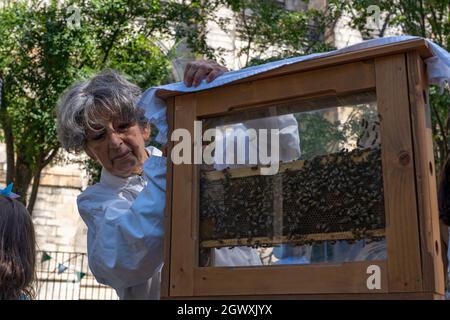 NEW YORK, NY - 03 OCTOBRE : un apiculteur s'occupe de ses abeilles à la bénédiction des animaux à la cathédrale Saint-Jean le Divin le 03 octobre 2021 à New York. En l'honneur de Saint François d'Assise, le Saint patron des animaux et de l'environnement, les chrétiens célèbrent par la bénédiction des animaux et la prière. Crédit : Ron Adar/Alay Live News Banque D'Images