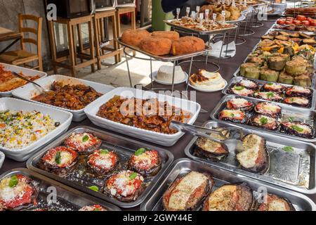 Légumes grillés, aubergines farcies, en-cas locaux sur une stalle de marché agricole traditionnel en Sicile, Italie Banque D'Images