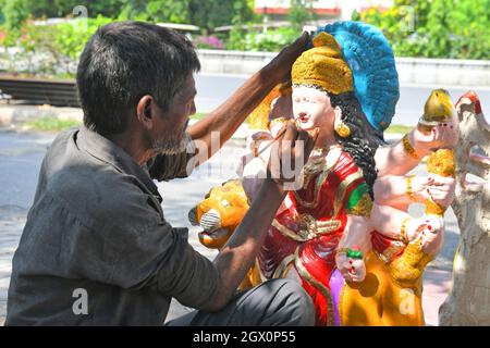 Jaipur, Rajasthan, Inde, 3 octobre 2021 : un artiste donne une touche finale à une idole de la déesse Durga avant le festival Navratri Durga Puja à Beawar. Le festival hindou de dix jours Navratri commence le 7 octobre. Credit: Sumit Saraswat/Alamy Live News Credit: Sumit Saraswat/Alamy Live News Banque D'Images