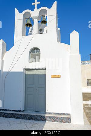 Église traditionnelle du village de Pyrgos, Santorin, Grèce Banque D'Images