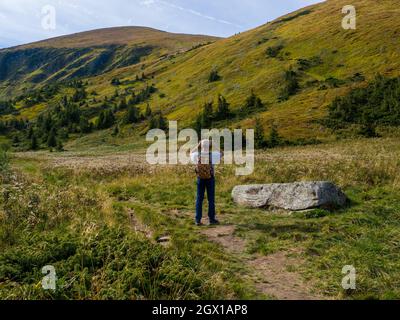 Un vieil homme prenant une photo de Hoverla sur son téléphone Banque D'Images