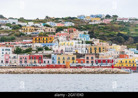 Ponza, Lazio / Italie - septembre 21 2021 : le port de l'île de Ponza en été. Maisons colorées, bateaux, ferry dans le port de l'île de Ponza. DIM Banque D'Images