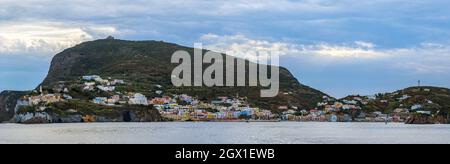 Le panorama du port de l'île de Ponza en été - Lazio, Italie.Maisons colorées, bateaux, ferry dans le port.Jour ensoleillé, eau bleue, couleurs fraîches Banque D'Images