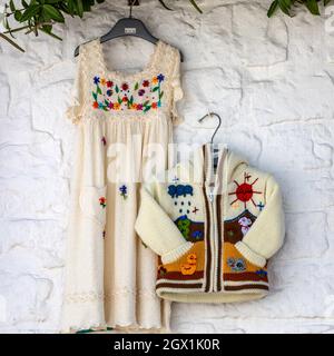 Alberobello, Italie - 16 septembre 2019 : vêtements traditionnels des Pouilles exposés à l'extérieur d'une boutique d'Alberobello. Apulia, Italie Banque D'Images