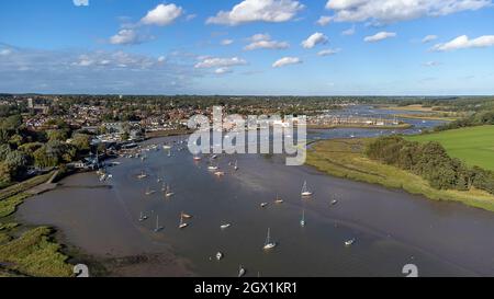 Une vue aérienne de la rivière Deben et de la ville de Woodbridge à Suffolk, Royaume-Uni Banque D'Images