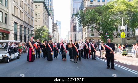 New York, États-Unis. 03ème octobre 2021. La ville de New York célèbre la 84e édition annuelle de la parade de la journée de Pulaski. Le défilé célèbre également le 100e anniversaire de Saint-Jean-Paul II (Photo de Steve Sanchez/Pacific Press) Credit: Pacific Press Media production Corp./Alay Live News Banque D'Images