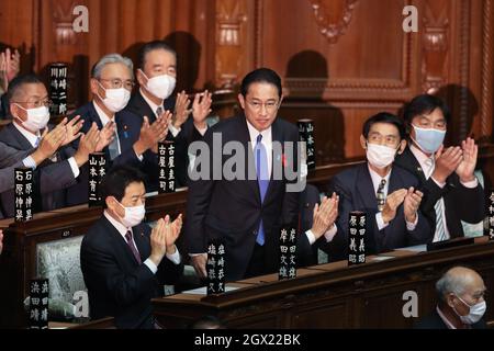 Tokyo, Japon. 4 octobre 2021. Fumio Kishida, chef du Parti libéral-démocrate (PLD) au pouvoir au Japon, se tient lors d'une session spéciale de la Diète à Tokyo, au Japon, le 4 octobre 2021. Fumio Kishida a été élu lundi comme nouveau Premier ministre du pays pour succéder à Yoshihide Suga. Credit: Du Xiaoyi/Xinhua/Alay Live News Banque D'Images