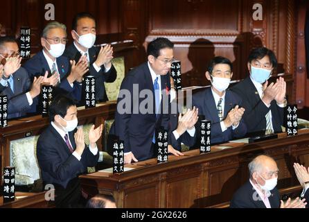 Tokyo, Japon. 4 octobre 2021. L'ancien ministre des Affaires étrangères Fumio Kishida, chef du Parti libéral-démocrate (PLD) au pouvoir, réagit alors qu'il est élu premier ministre lors de la séance plénière de la Chambre basse à la Diète nationale à Tokyo, le lundi 4 octobre 2021. Credit: Yoshio Tsunoda/AFLO/Alay Live News Banque D'Images