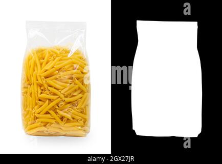 Sac à pâtes transparent en plastique, penne rigate sur fond blanc. Avec canal alpha Banque D'Images