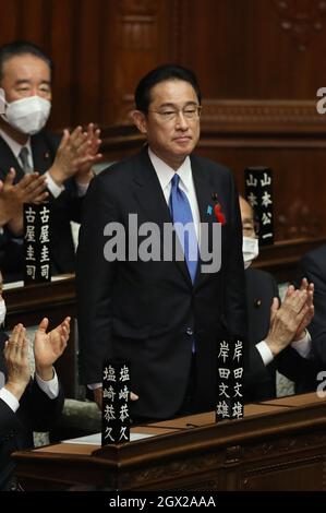 Tokyo, Japon. 4 octobre 2021. Fumio Kishida, chef du Parti libéral-démocrate (PLD) au pouvoir au Japon, se tient lors d'une session spéciale de la Diète à Tokyo, au Japon, le 4 octobre 2021. Fumio Kishida a été élu lundi comme nouveau Premier ministre du pays pour succéder à Yoshihide Suga. Credit: Du Xiaoyi/Xinhua/Alay Live News Banque D'Images