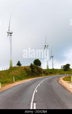 Route au bitume menant à la ferme éolienne Windy Hill à Ravenshoe, Queensland, en Australie. Banque D'Images