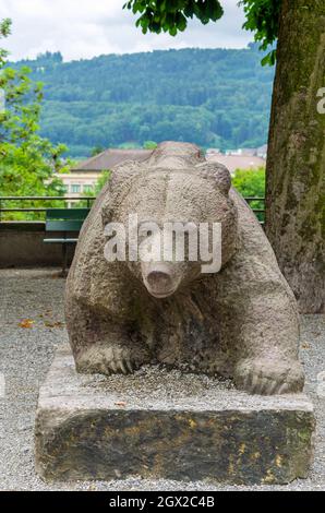 Ours en pierre sculpté dans le parc. Berne, Suisse Banque D'Images