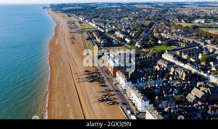 Vue aérienne sur le front de mer de Deal en direction de l'ouest vers Walmer et Oldlairs Bay Banque D'Images