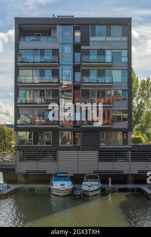 Nouveau bâtiment résidentiel moderne dans le port ouest de Francfort-sur-le-main Banque D'Images