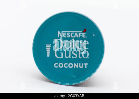 Irvine, Écosse, Royaume-Uni - 29 septembre 2021 : une dosette blanche plate de marque Nescafé Dolce-Gusto, à la noix de coco, dans des dosettes recyclables. Banque D'Images