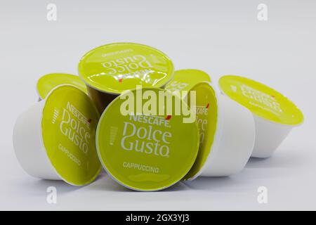 Irvine, Écosse, Royaume-Uni - 29 septembre 2021 : mélange de café cappuccino et de lait de marque Nescafé Dolce-Gusto dans des dosettes recyclables dans des dosettes recyclables Banque D'Images