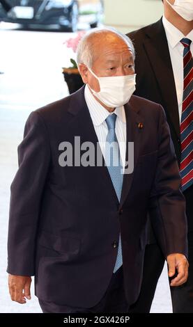 Tokyo, Japon. 4 octobre 2021. Le nouveau ministre des Finances, Shunichi Suzuki, entre dans la résidence officielle du Premier ministre à Tokyo le lundi 4 octobre 2021, après l'élection de l'ancien ministre des Affaires étrangères, Fumio Kishida, comme nouveau premier ministre à la Diète. Credit: Yoshio Tsunoda/AFLO/Alay Live News Banque D'Images