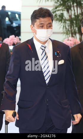 Tokyo, Japon. 4 octobre 2021. Le nouveau ministre de la Défense Nobuo Kishi entre dans la résidence officielle du Premier ministre à Tokyo le lundi 4 octobre 2021, après l'élection de l'ancien ministre des Affaires étrangères Fumio Kishida comme nouveau premier ministre à la Diète. Credit: Yoshio Tsunoda/AFLO/Alay Live News Banque D'Images