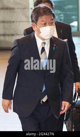 Tokyo, Japon. 4 octobre 2021. Le nouveau ministre des Affaires étrangères Toshimitsu Motegi entre dans la résidence officielle du premier ministre à Tokyo le lundi 4 octobre 2021, après l'élection de l'ancien ministre des Affaires étrangères Fumio Kishida comme nouveau premier ministre à la Diète. Credit: Yoshio Tsunoda/AFLO/Alay Live News Banque D'Images