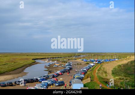 Surplombant le parking du National Trust à Blakeney Freshes, Norfolk, Angleterre. Banque D'Images