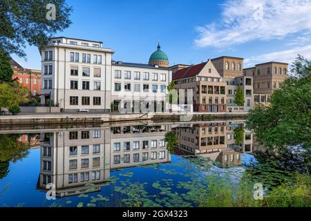 La ville de Potsdam se trouve au bord de la Havel avec réflexion dans l'eau, Brandebourg, Allemagne. Banque D'Images