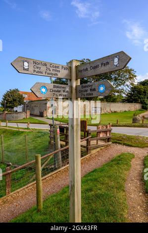 Panneau pour les marcheurs sur un sentier de Blakeney, Norfolk, Angleterre, montrant Norfolk Coast Path et Blakeney Circular Walk. Banque D'Images