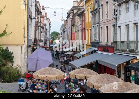 Rue de Strasbourg regorgeant de restaurants et de repas en plein air sur l'île Saint-Laurent à Chalon-sur-Saône, dans l'est de la France. Banque D'Images