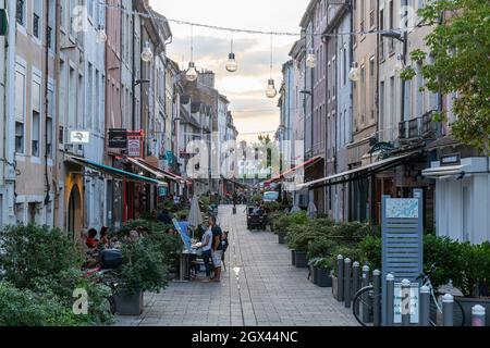 Rue de Strasbourg regorgeant de restaurants et de repas en plein air sur l'île Saint-Laurent à Chalon-sur-Saône, dans l'est de la France. Banque D'Images