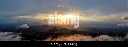 Vue d'en haut, prise de vue aérienne, vue panoramique stupéfiante d'une chaîne de montagnes pendant un lever de soleil spectaculaire. Mont Limbara (Monte Limbara) Sardaigne, Italie. Banque D'Images