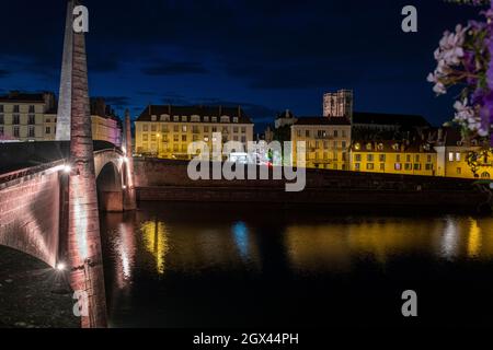 Chalon-sur-Saone dans l'est de la France de nuit, prise de l'île Saint Laurent. Banque D'Images