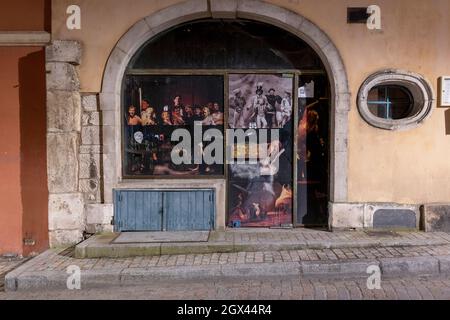 Un magasin fermé couvert d'affiches dans la rue de la Poissonnerie, Chalon-sur-Saône, est de la France. Banque D'Images