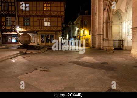 Place Saint-Vincent de nuit à Chalon-sur-Saône, est de la France. Banque D'Images