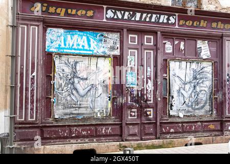 Un magasin vide dans la rue Pasteur, Chalon-sur-Saône, est de la France. Banque D'Images