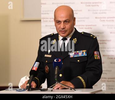 Prague, République tchèque. 04e octobre 2021. Le directeur général du nouveau Service pénitentiaire, Simon Mihilidis, assiste à une conférence de presse le 4 octobre 2021, à Prague, en République tchèque. Crédit : Michal Krumphanzl/CTK photo/Alay Live News Banque D'Images