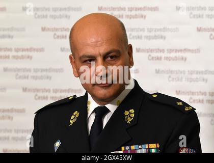 Prague, République tchèque. 04e octobre 2021. Le directeur général du nouveau Service pénitentiaire, Simon Mihilidis, assiste à une conférence de presse le 4 octobre 2021, à Prague, en République tchèque. Crédit : Michal Krumphanzl/CTK photo/Alay Live News Banque D'Images