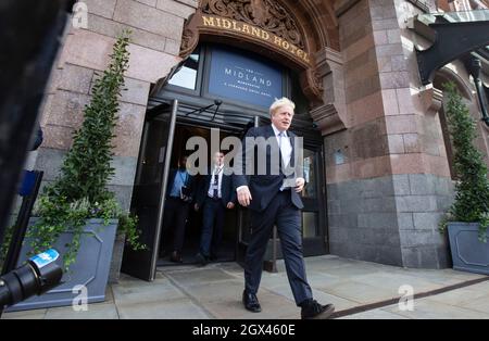 Manchester, Royaume-Uni. 04e octobre 2021. Le Premier ministre, Boris Johnson, quitte son Hôtel de conférence. Crédit : Mark Thomas/Alay Live News Banque D'Images